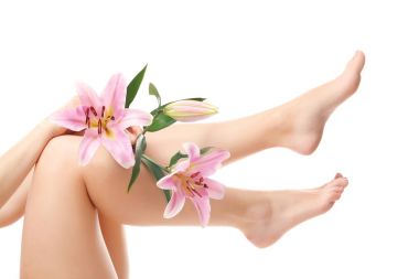 Kadın bacakları ve güzel çiçekler