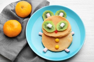 Plaka ile yaratıcı ev yapımı kek