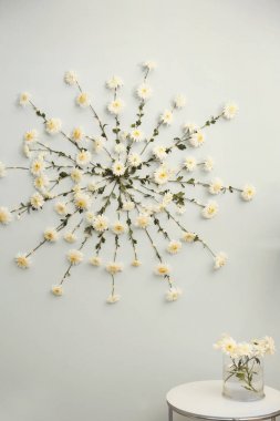 Çiçek çelenk duvar