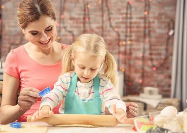 Anne ile kızı bisküvi yapmak 