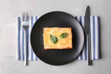 Lezzetli lazanya ile siyah plaka