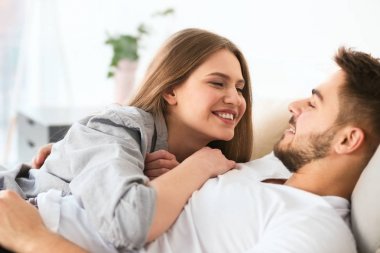 Genç çift yatakta yatıyor. 