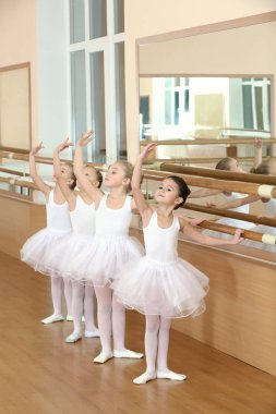 Grup küçük balerinler bale pratik kullanma bar sınıfı