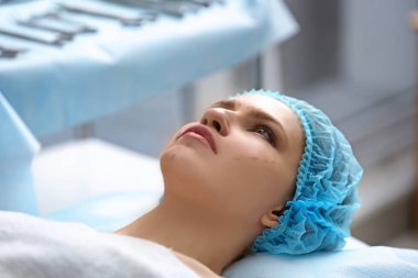 Genç kadın kozmetik kliniğinde