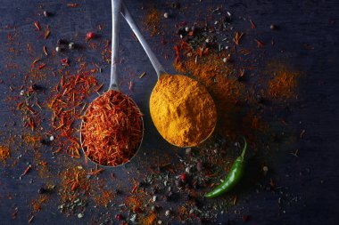 metal kaşık içinde baharatlar