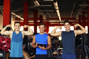 spor salonunda atletik erkek