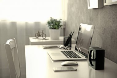 Dizüstü bilgisayarı olan modern işyeri