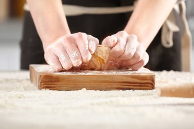 makarna hazırlama kadın