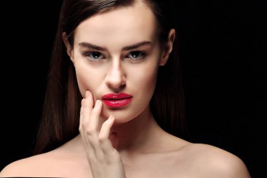 Güzel genç bir kadının portresi.