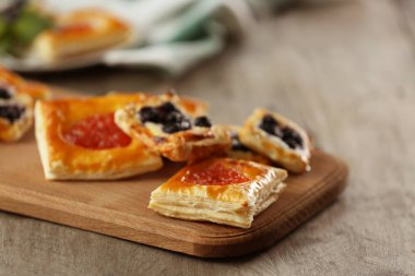 Kesme tahtası üzerinde tatlı hamur işleri