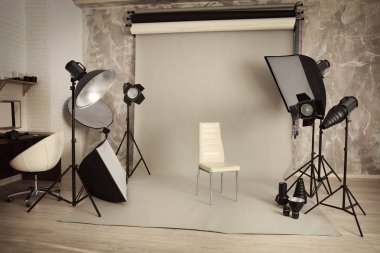 Işık ekipmanlı fotoğraf stüdyosu
