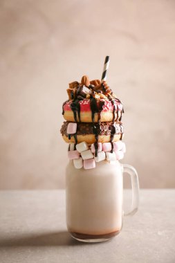 Donuts ve şeker kavanoz içinde