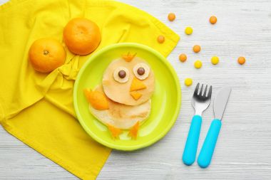 Plaka ile yaratıcı ev yapımı kek