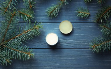 Ahşap zemin üzerine krema ve çam dalları