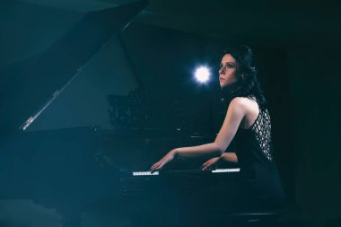 Güzel kadın piyano