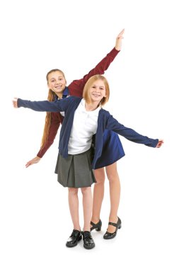 Okul üniformalı iki sevimli kız  