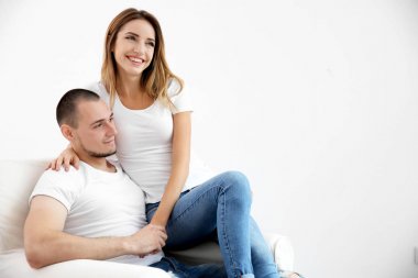 Genç çift birlikte oturuyor.