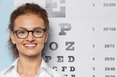 Görme testi grafik arka plan üzerine gözlük ile genç kadın