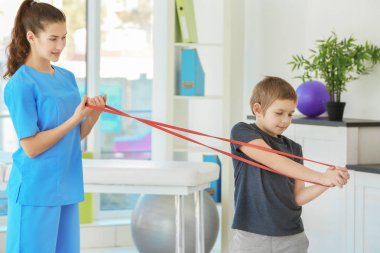 Klinikte hastayla çalışan fizyoterapist