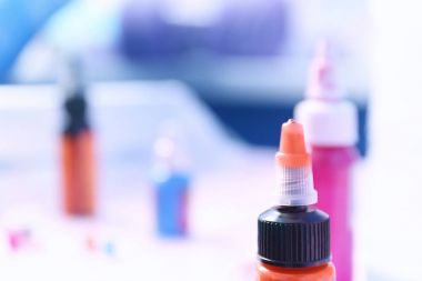 Dövme, closeup için renkli mürekkeplerle şişeler