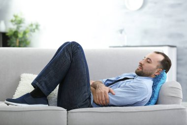 Yakışıklı depresif adam