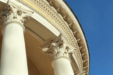 Neoklasik tarzda sütunlarla bina