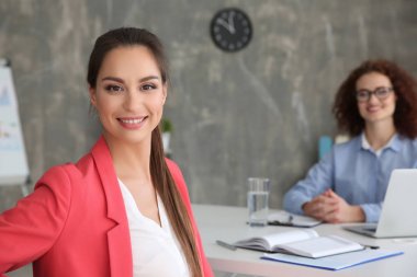 İş görüşme kavramı. İK Yöneticisi görüşme kadın