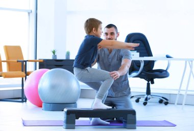 Klinikte hastayla çalışan fizyoterapist