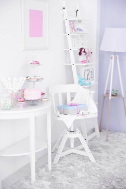 doğum günü kutlaması için dekore edilmiş Oda