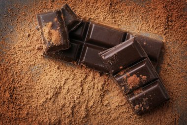 çikolata parçaları ile kakao tozu