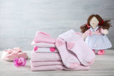 Bebek elbise yığını