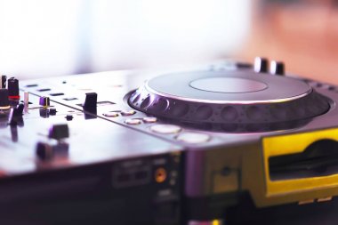gece kulübünde dj mikser 