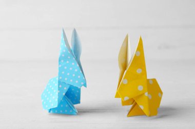 Karşı açık renkli ahşap tablo Easter bunnies