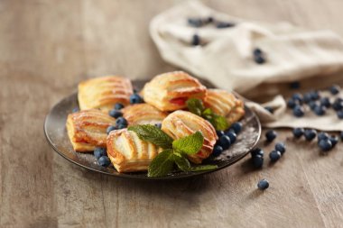 Bilberries ile tatlı lezzetli hamur işleri