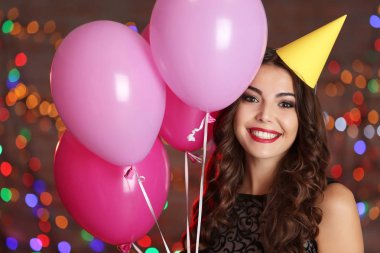 renkli balonlar ile genç kadın