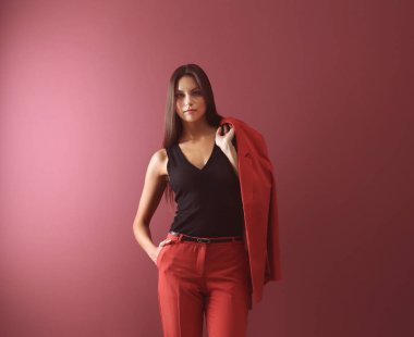 Kırmızı şık kadın  