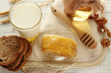 Süt, bal, ekmek ve petek ile kompozisyon