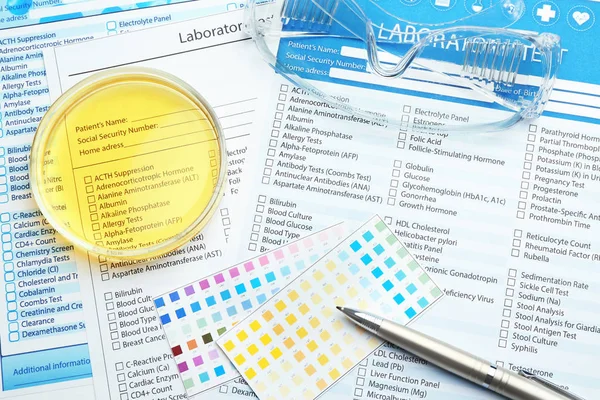Equipamento médico e formulários de teste de laboratório . — Fotografia de Stock