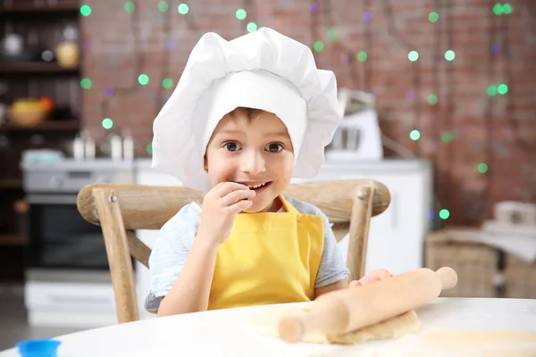 Liten pojke att göra kakor på bordet — Stockfoto