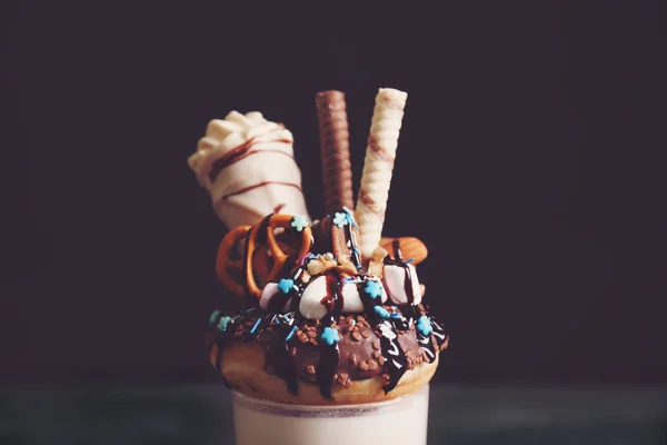 Milkshake, Pączek i słodycze w szkle — Zdjęcie stockowe
