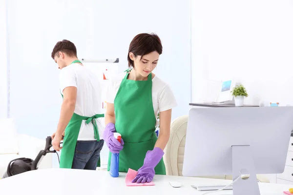Zespół obsługi czyszczenie nowoczesne biuro — Zdjęcie stockowe