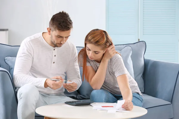 Pareja calculando impuestos — Foto de Stock