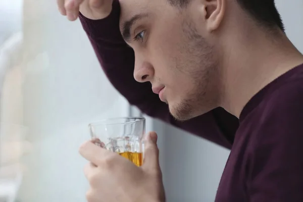 Bel homme déprimé avec un verre d'alcool, gros plan — Photo