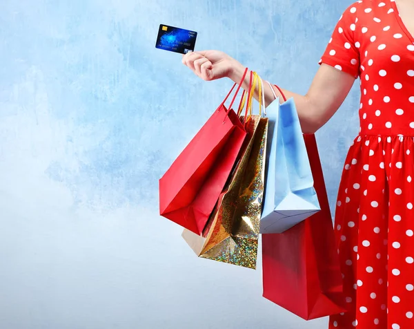 Mulher com sacos de compras e cartão de crédito — Fotografia de Stock