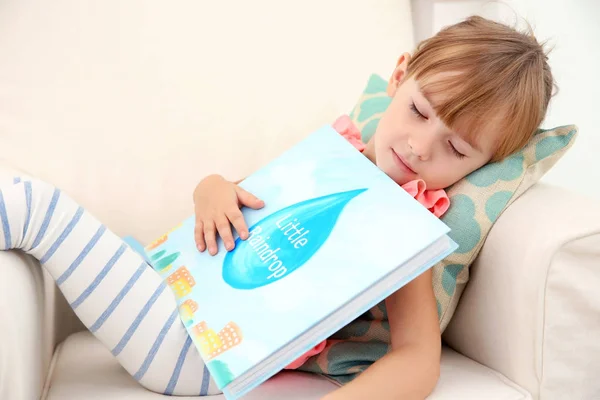 Mädchen schläft mit Buch — Stockfoto