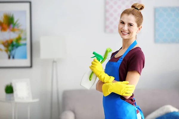 Bella donna con prodotti per la pulizia — Foto Stock