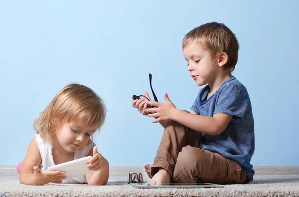 Lindos niños divertidos —  Fotos de Stock