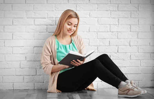 Mulher Bonita Com Livro Sentado Chão Perto Parede Tijolo — Fotografia de Stock