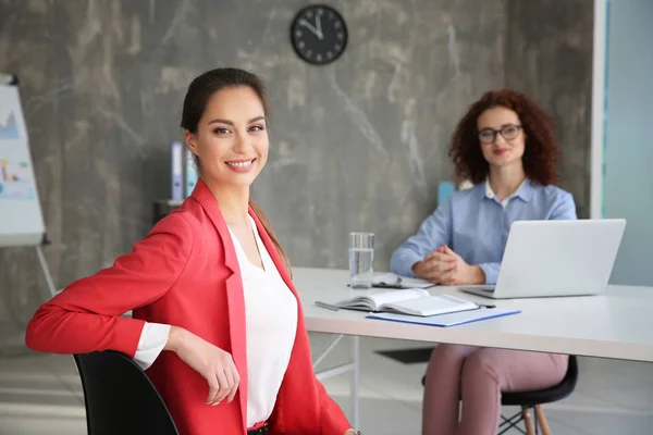 Concepto de entrevista de trabajo. Gerente de Recursos Humanos entrevistando mujer — Foto de Stock