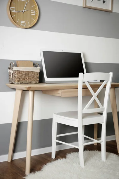 Arbetsplatsen med laptop på bord — Stockfoto